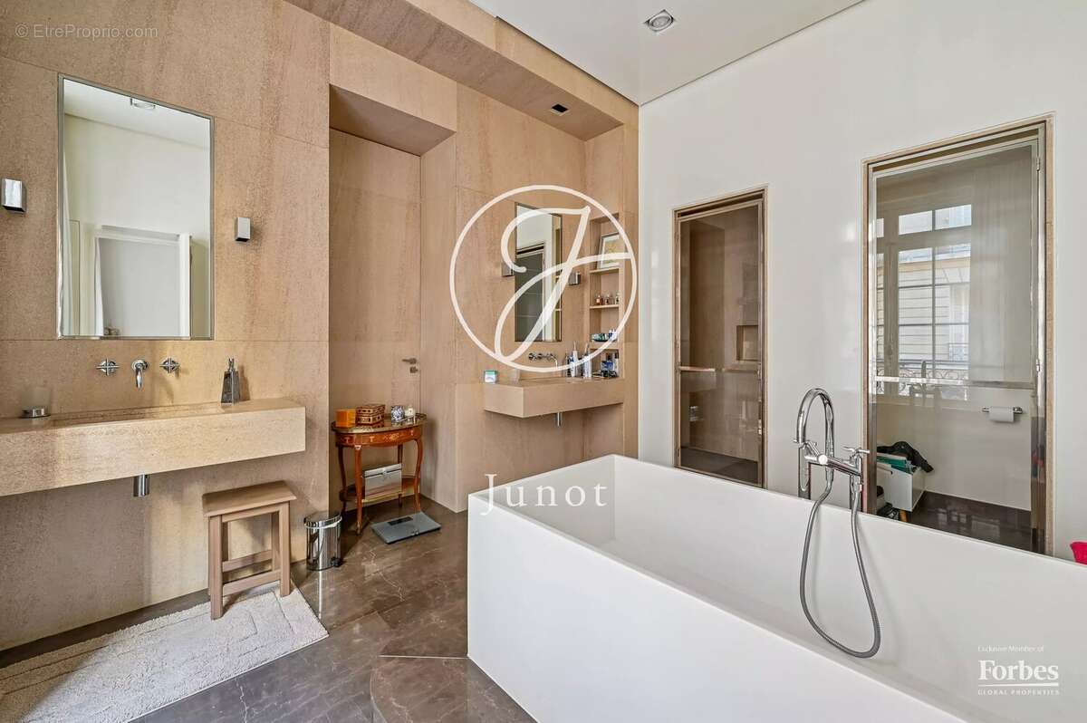Appartement à PARIS-16E