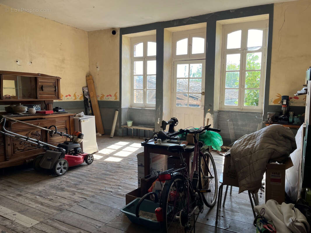 Coussac Bonneval, immeuble de 5 appartements, dépendances et terrain - photo 6