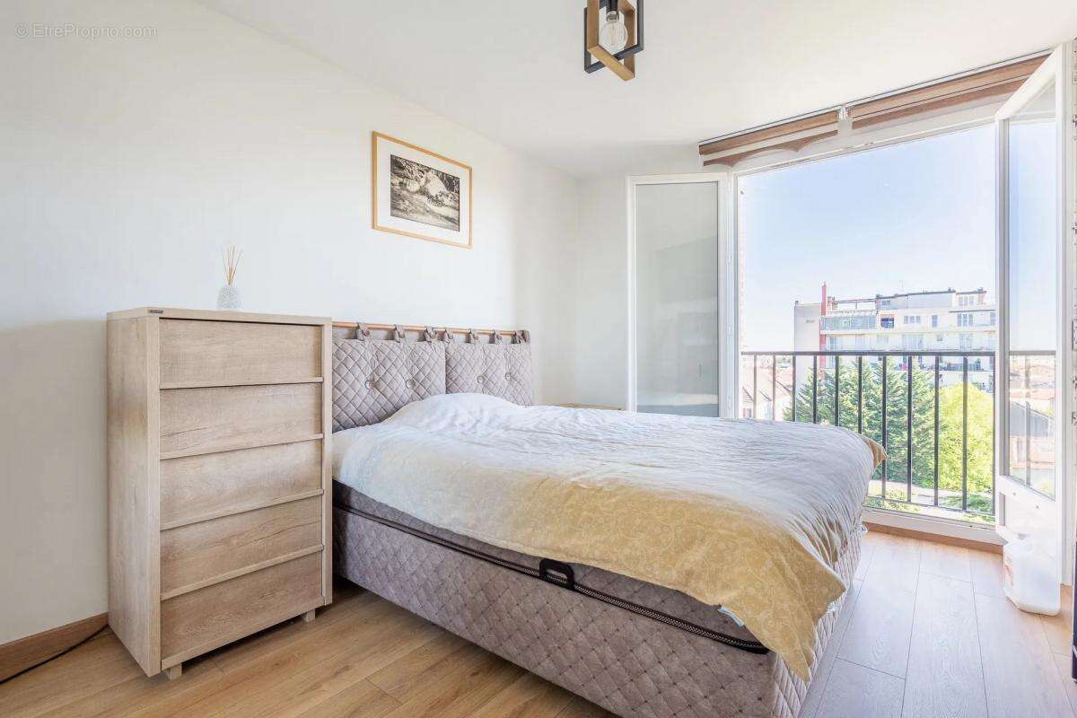 Appartement à LES PAVILLONS-SOUS-BOIS