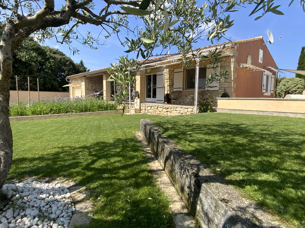 Villa plain pied sur 1000 m2 de terrain avec piscine. - photo 14