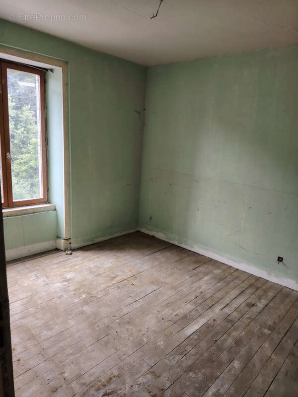 Appartement à LA MONNERIE-LE-MONTEL