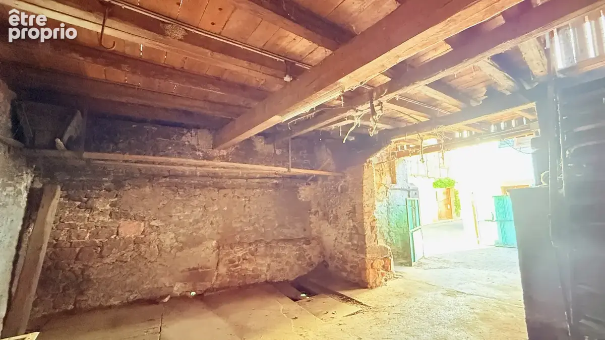 Maison de village à rénover avec cour, dépendance, garage et un beau potentiel au calme - photo 18