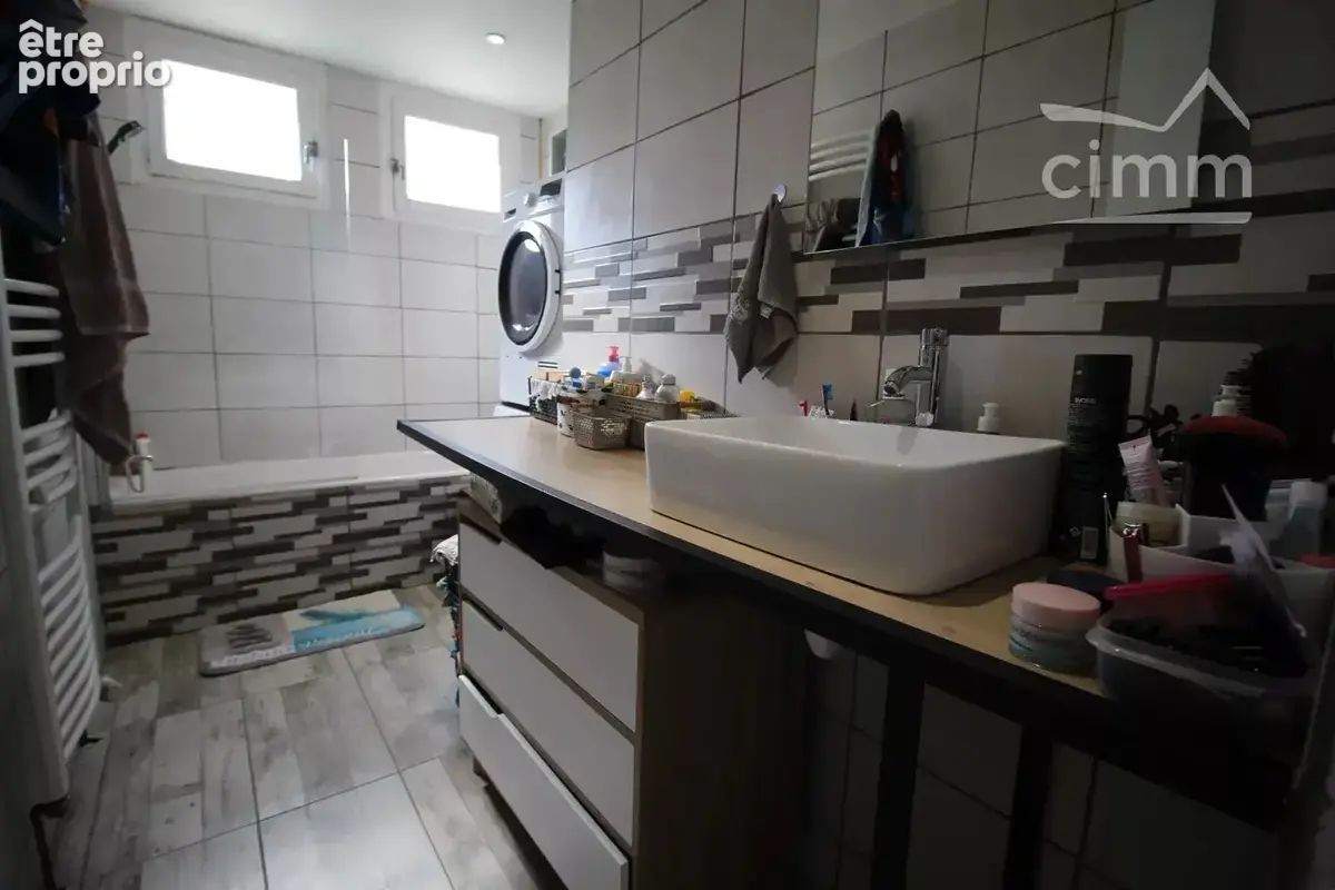 A vendre une maison entièrement rénovée avec jardin et garage - photo 9