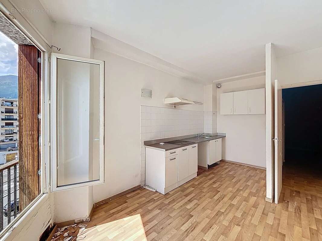 Grand F2 à rénover avec fort potentiel – Résidence ARINELLA (Lupino, Bastia) - photo 7