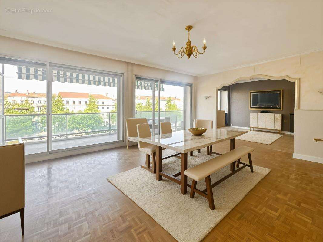 Valence - Appartement T5 de 103 m² - terrasse de 18 m² et place de parking privative - photo 2