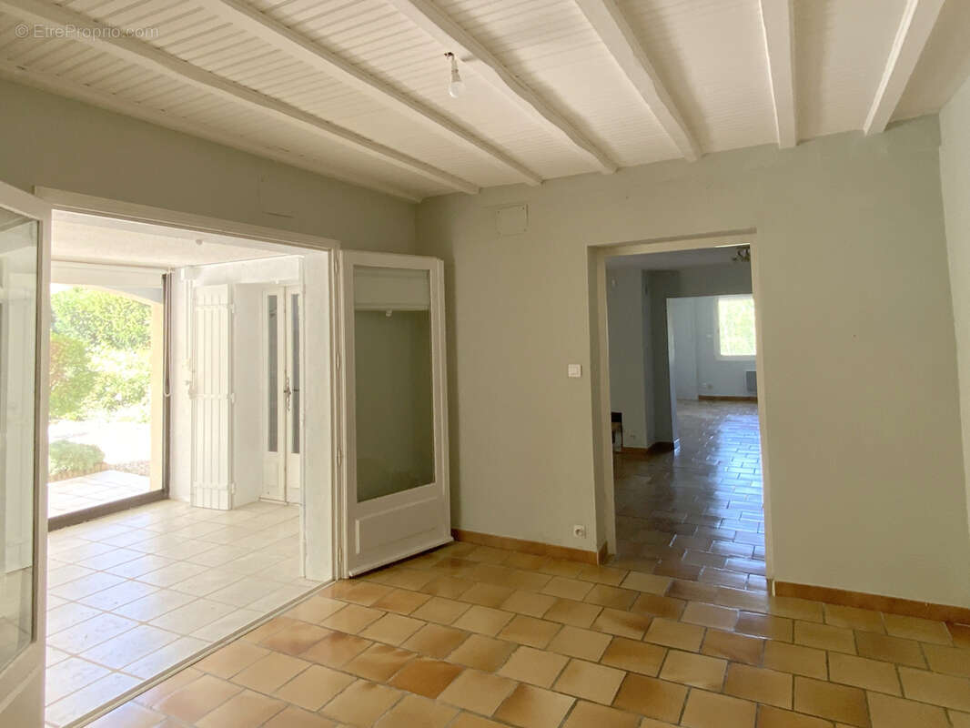 Charmante maison avec terrain arboré et piscine  à Uzès. - photo 18
