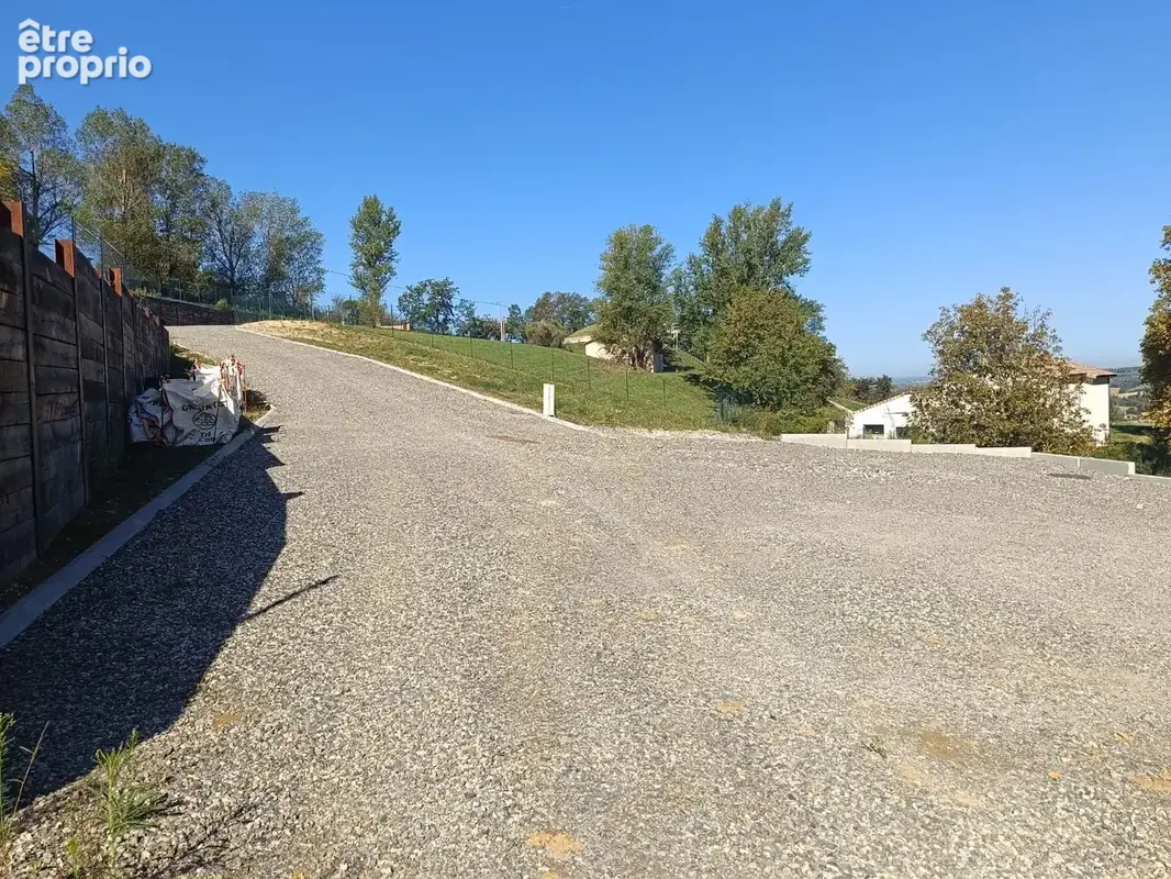 Terrain constructible de 1000 m2 à Aureville - photo 6
