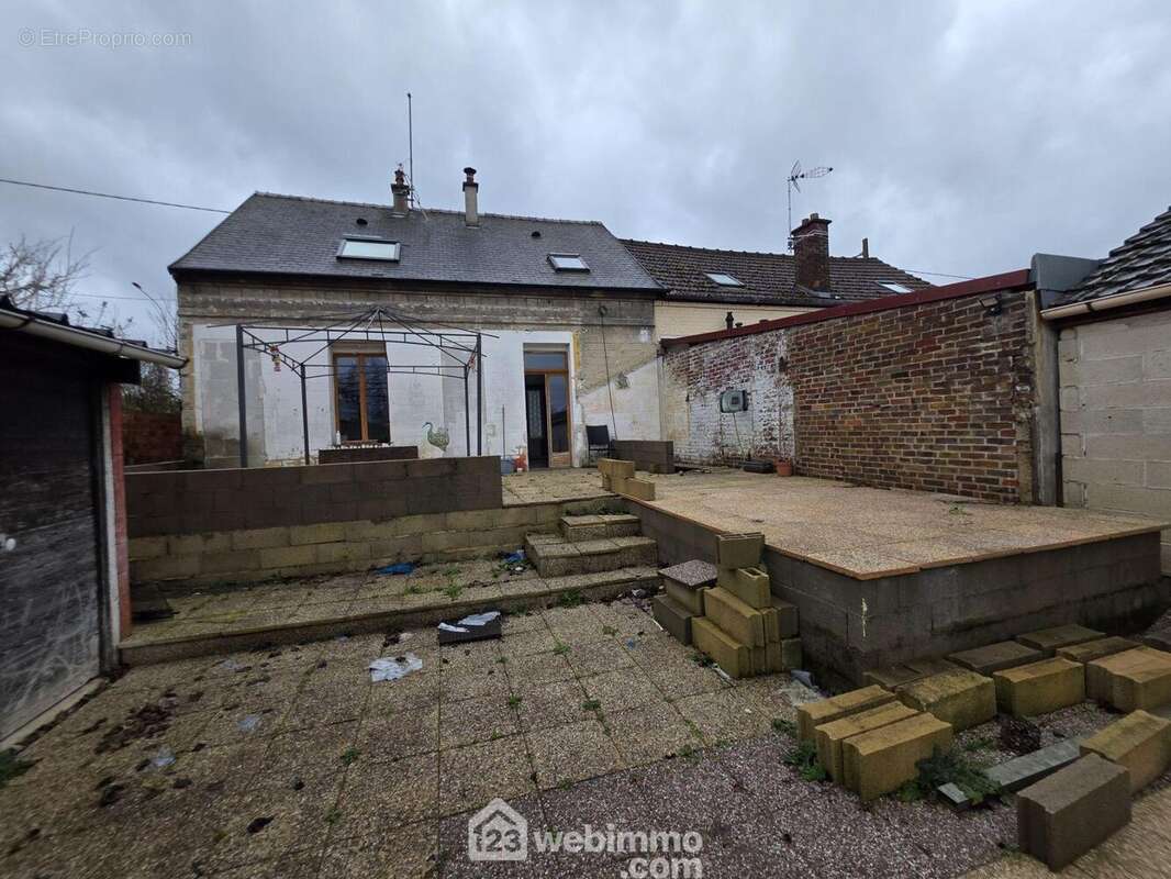 Agréable terrasse d?environ 30 m², parfaite pour profiter des beaux jours - Maison à SOISSONS