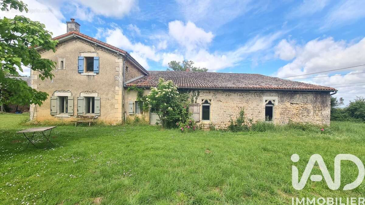 Maison 200 m² à Cherves  - photo 6