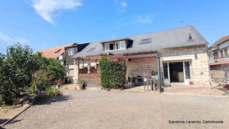 L'élégance d'une grande maison de village Normande en Pierre de Taille de 298 m² à réinventer - photo 2