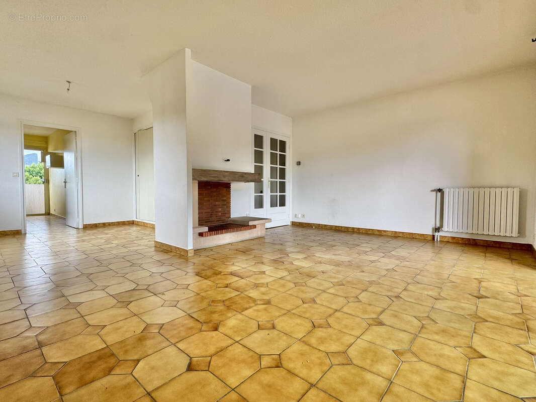 Nyons - appt t3 / terrasse / ascenseur / garage / cave - photo 3