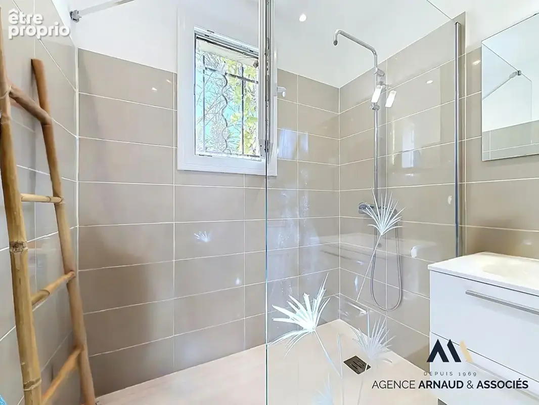 Maison de plain-pied avec piscine, grand jardin arboré et beau potentiel - photo 10