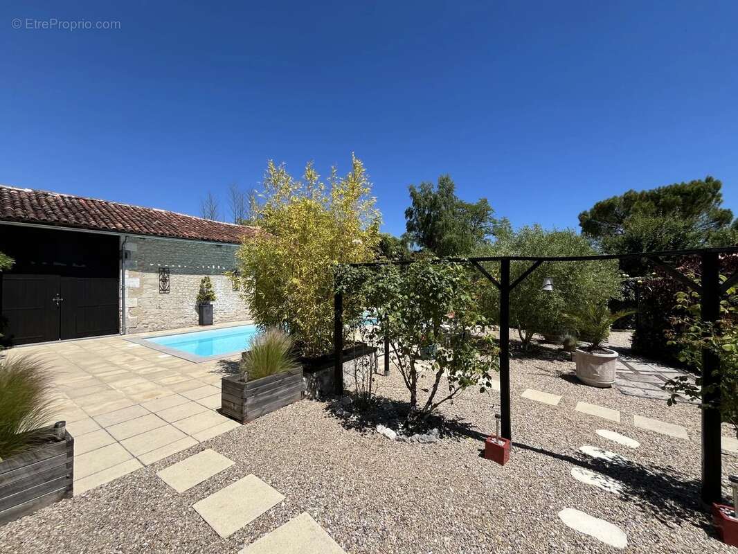 Maison à SAINT-LAURENT-DES-COMBES