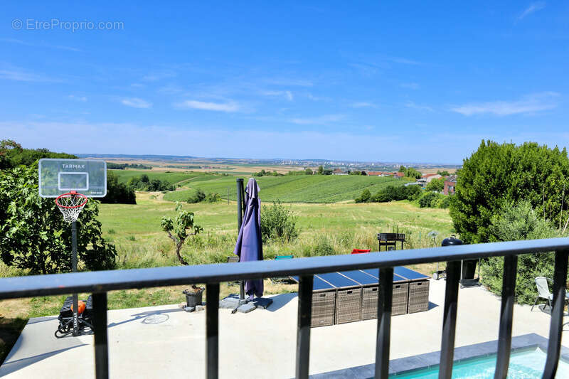Maison à vendre à VILLERS ALLERAND (51), une maison principale sur deux niveaux, un logement indépendant, une piscine extérieure - photo 11
