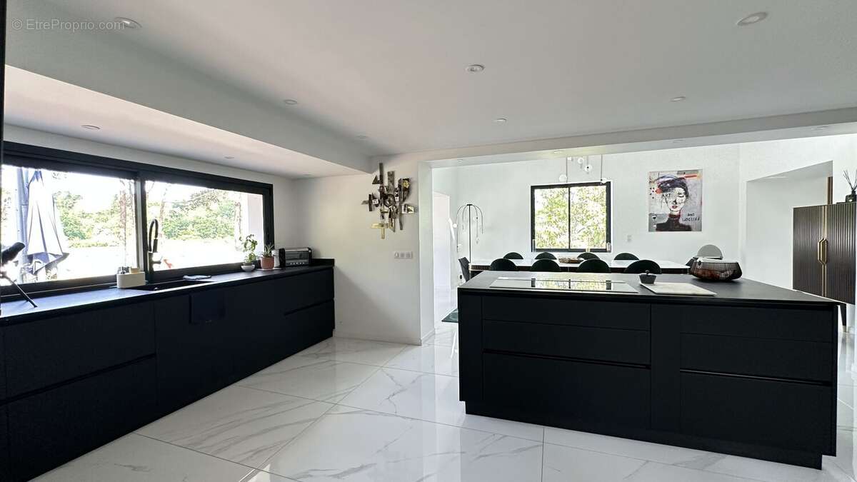Lieu exceptionnel de 15 hectares dont 3 hectares d'etang pour cette propriete de 322 m2 - photo 10
