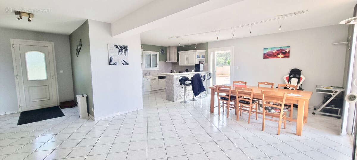 MUR-SUR-ALLIER / Maison à vendre avec 4 chambres, piscine et  grand garage ! - photo 5