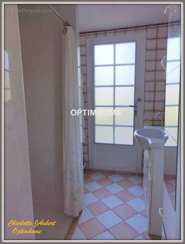 Maison à MONTMOREAU-SAINT-CYBARD