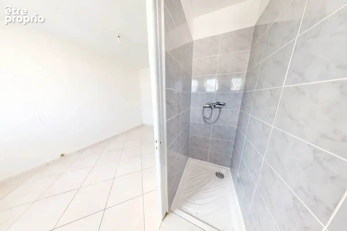 Appartement 2 pièces de 36 m2 - Dernier Etage - Eaux Claires /  Bv Joseph Vallier - photo 11