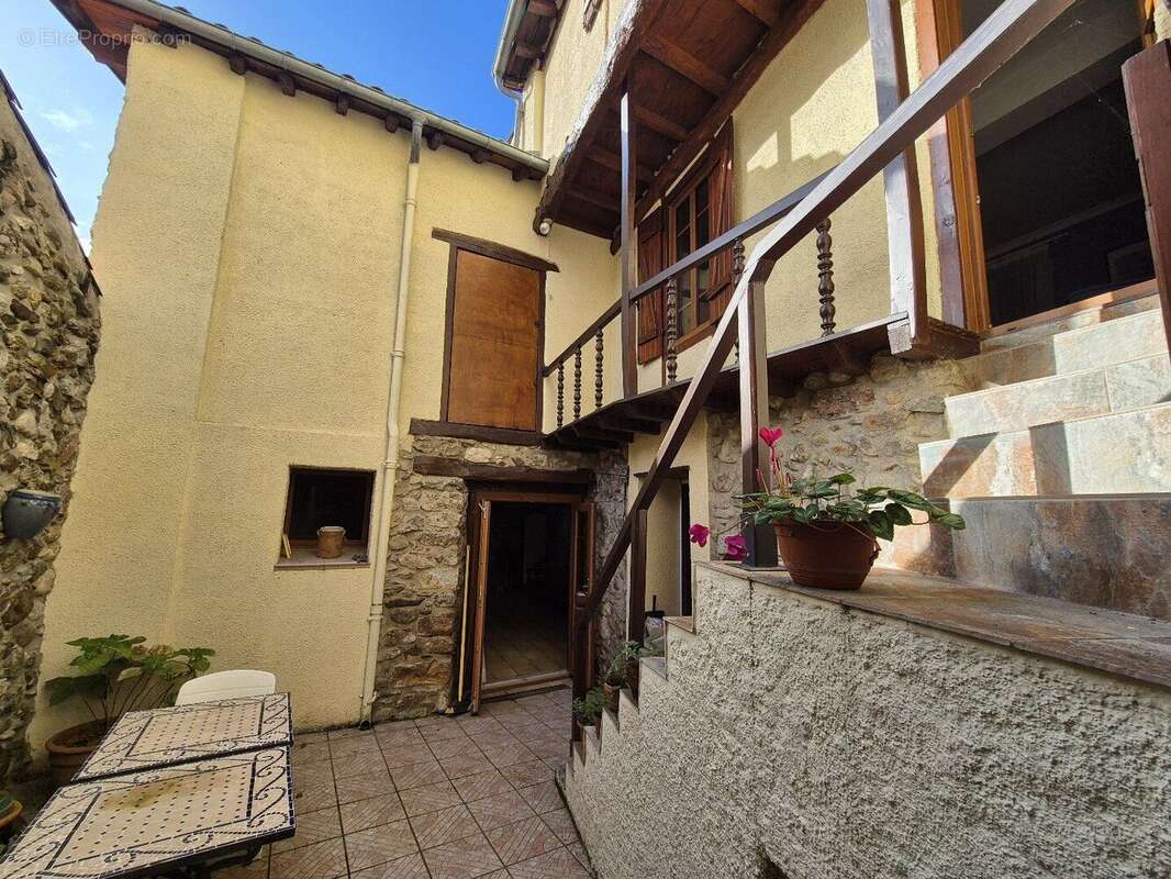 Maison T7 de 180 m² avec patio et jardin - photo 8