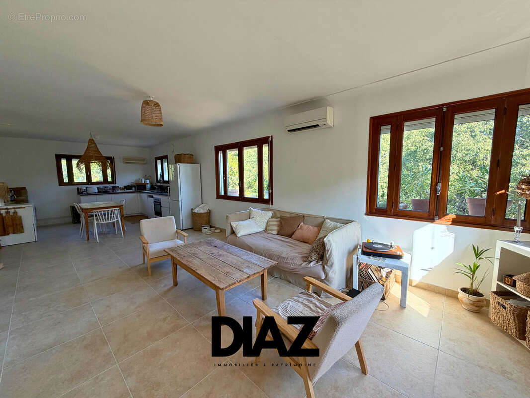 Appartement T3 de 94 m2 avec terrasse de 6 m2, terrain privatif de 510 m2 et grand garage   Nîmes, secteur Boi - photo 2