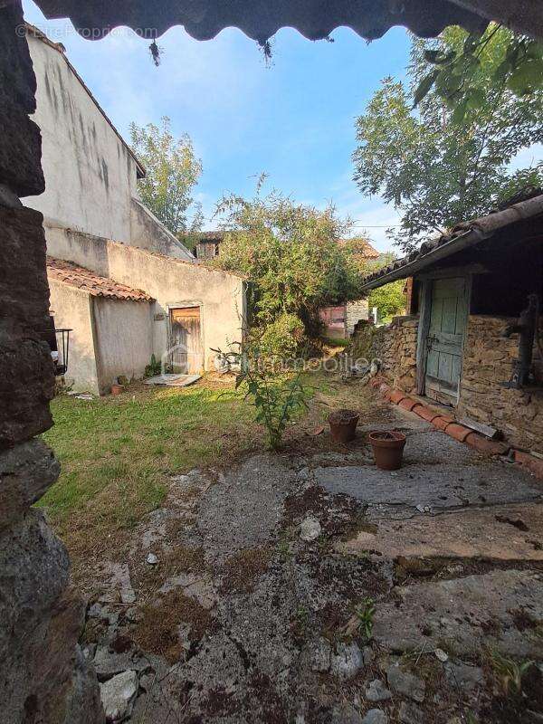 Maison de village non mitoyenne à Sentenac-de-Sérou 105m² habitables 4 pièces - photo 2