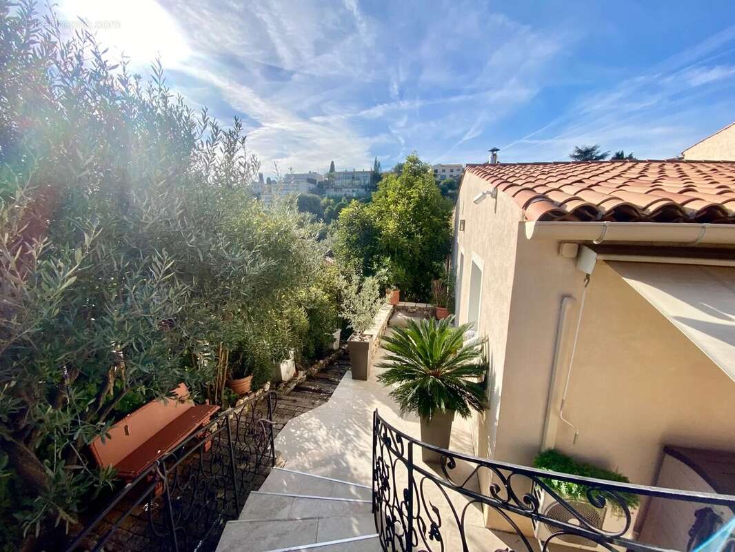 Appartement à SAINT-LAURENT-DU-VAR