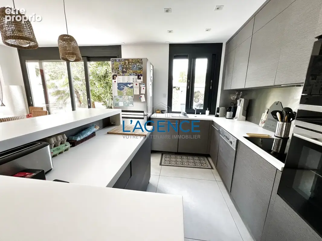 Exceptionnel à L'Ayguade à 200m de la plage superbe villa de 175m2 avec piscine - photo 6