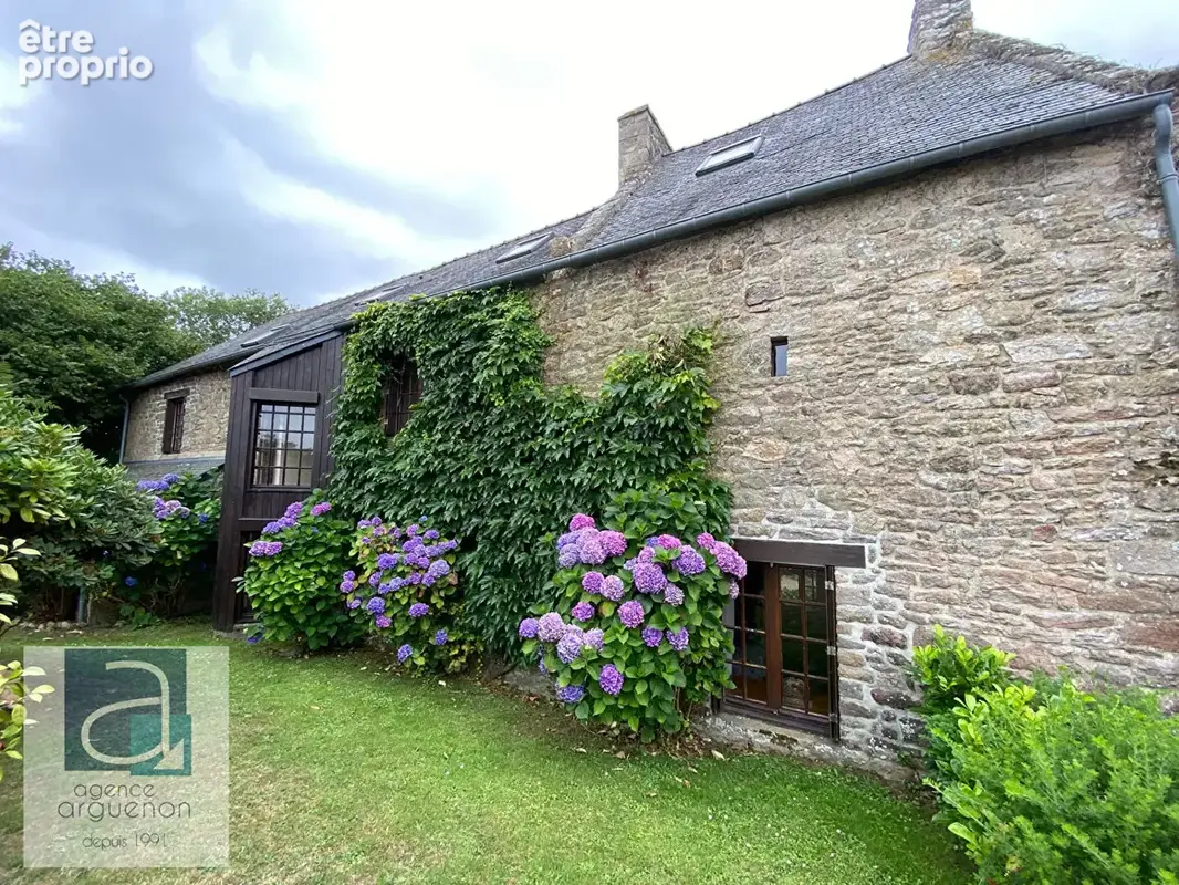 PLÉLAN-LE-PETIT : Élégante maison individuelle en pierre, sans vis-à-vis, dotée de charmants jardins paysagers ; située dans un  - photo 17