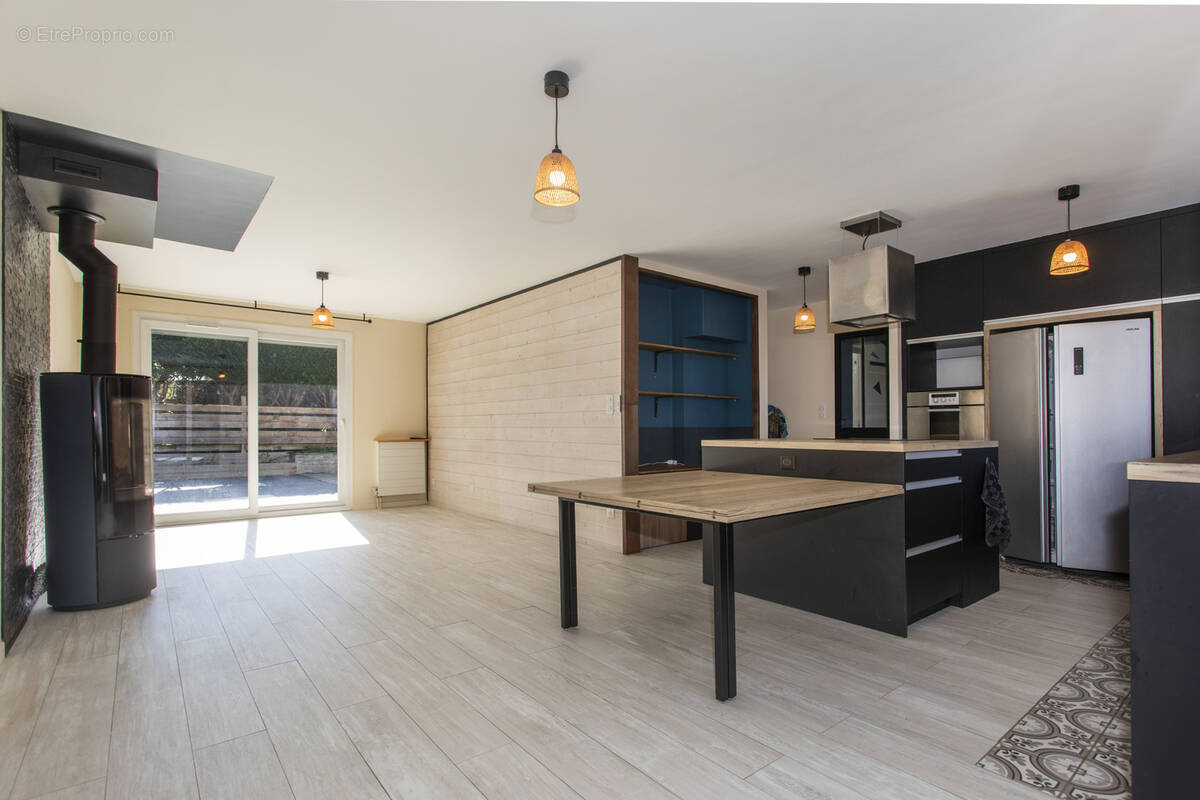 Maison à COMMELLE-VERNAY