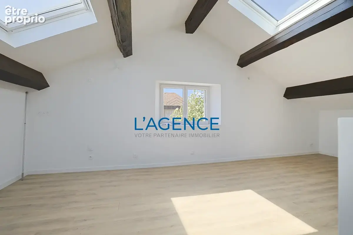 Appartement T3 de 71m2 habitables (50.85 LC) en dernier étage d'une résidence entièrement rénovée avec deux pl - photo 2