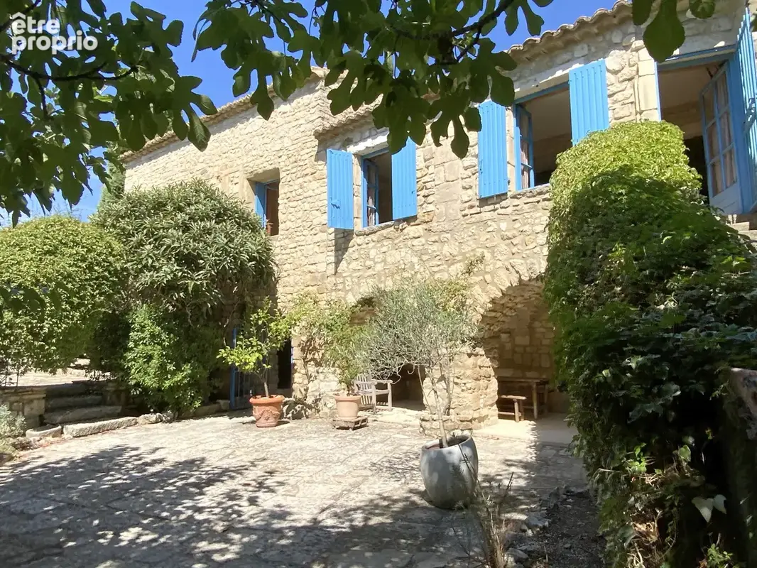 Charmante propriété en pierre offrant un cadre de vie rare au cœur d’un charmant village avec commerces. - photo 4