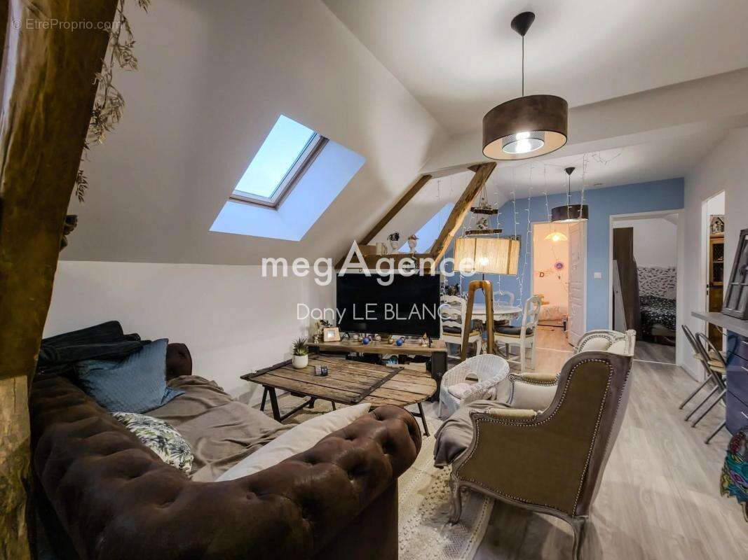 Appartement à JOUY