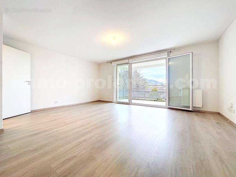 Appartement_T3_Saint_Cergues_proche_frontière_Suisse_DOUANE_TRAM_CEVA_LEMAN_EXPRESS_GENEVE_VOIE_VERTE_secteur_calme_cuisine_moderne_équipée_ouverte_Séjour_Saleve_Vue_Dégagée - Appartement à SAINT-CERGUES