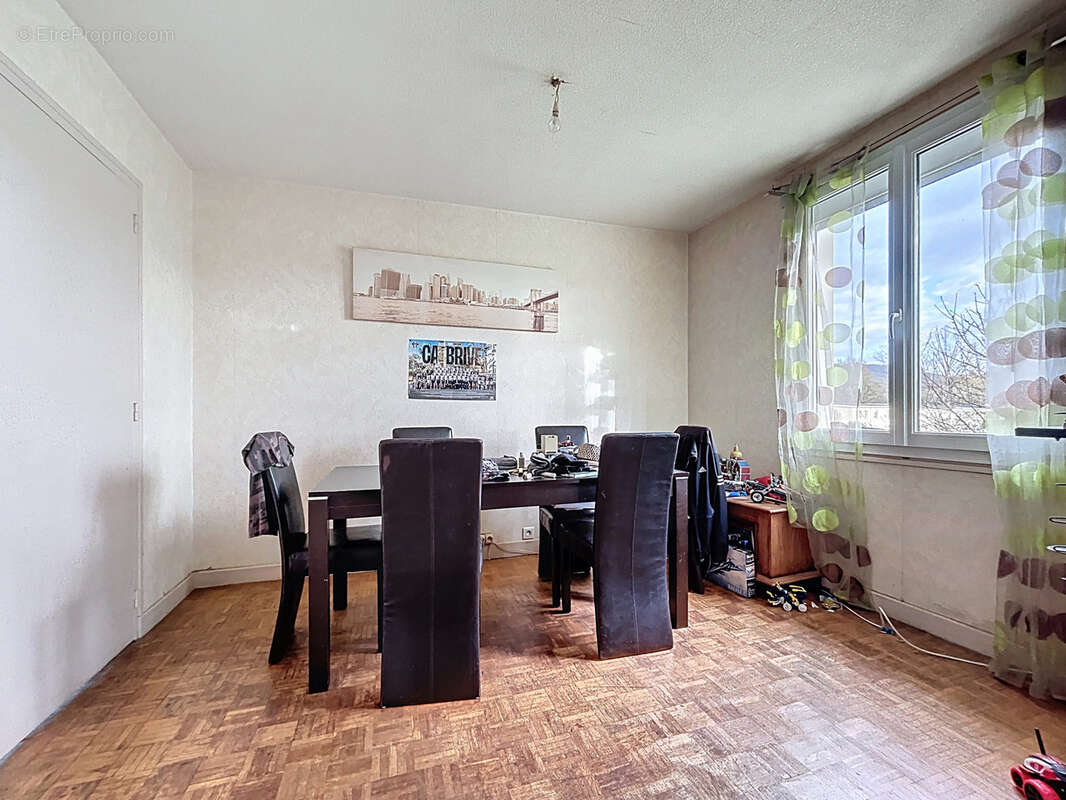 Maison à SAINT-PANTALEON-DE-LARCHE