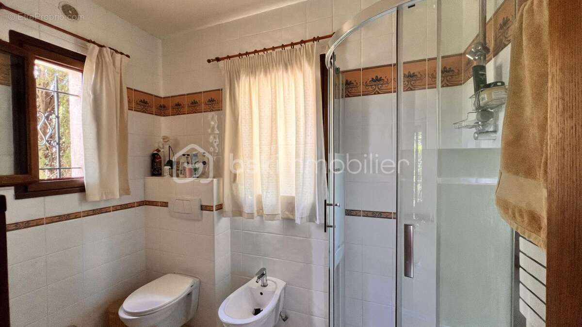 VENCE – Quartier résidentiel très recherché de l'Ara – Élégante villa familiale avec piscine, ascenseur et fort potentiel de div - photo 26
