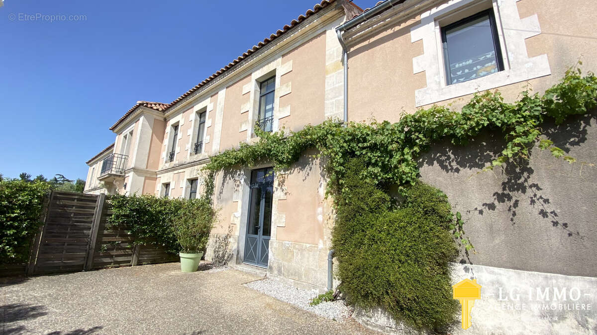 Maison à BRIE-SOUS-MORTAGNE