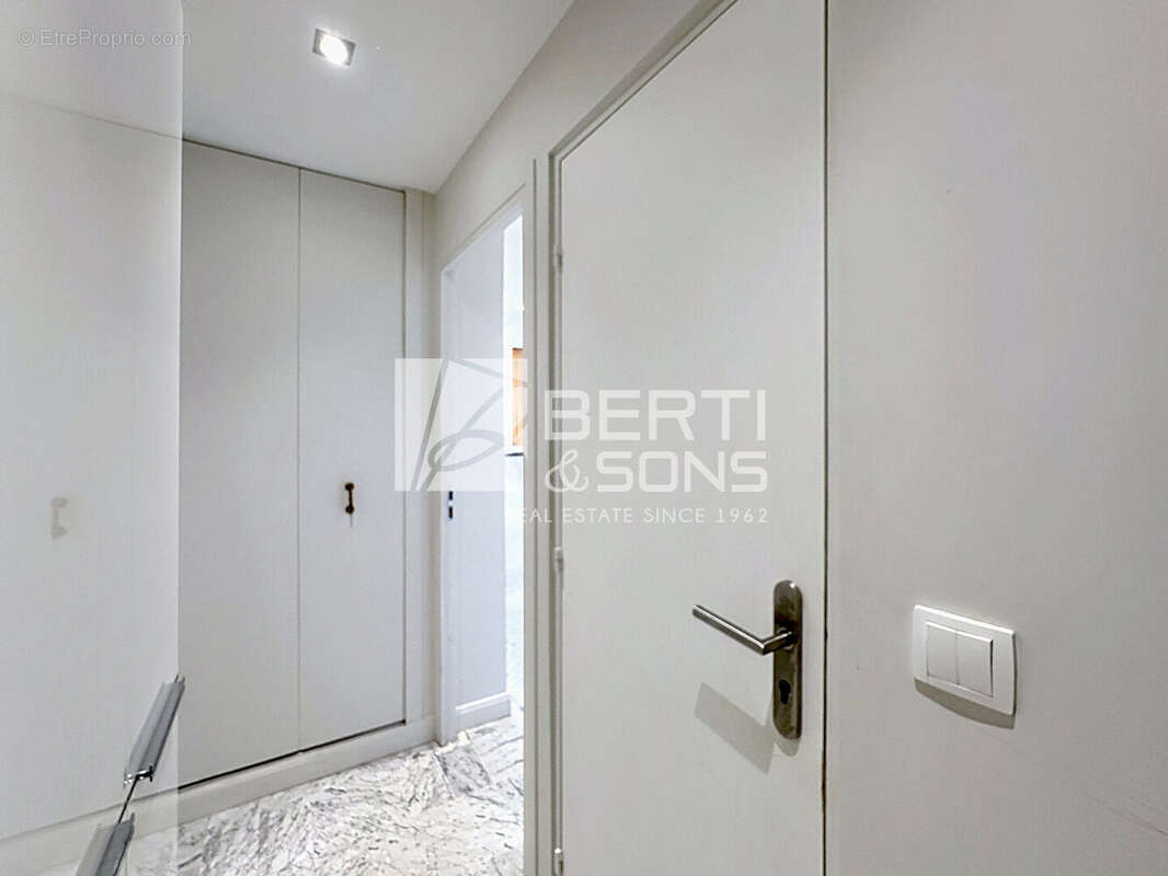 Exclusivité - mandelieu front de mer  - studio alcove transformable en 2 pieces - vue mer - garage et cave ! - photo 12