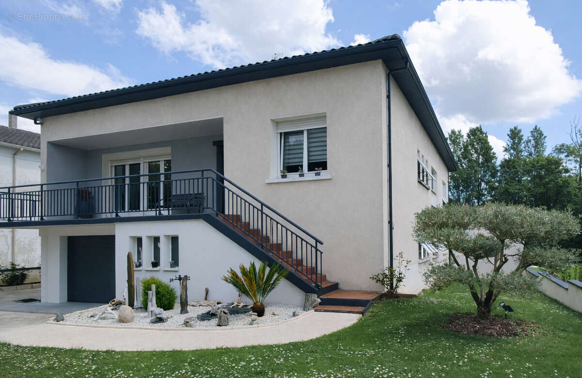 Maison à MONTAIGU-DE-QUERCY