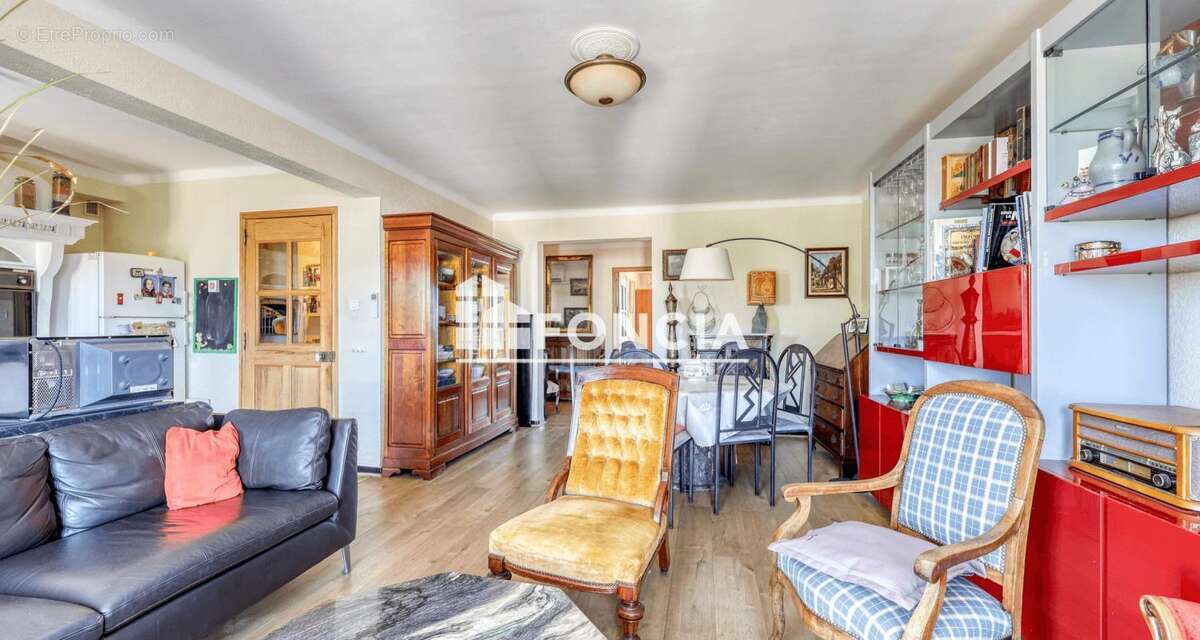 SALON-DE-PROVENCE : Appartement traversant de type 3 de 89 m2, en dernier étage avec ascenseur et avec garage - photo 3