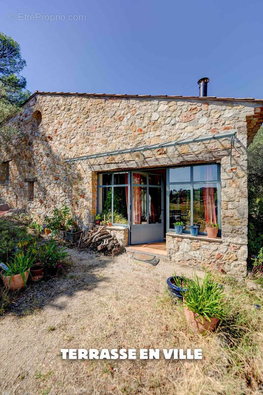 Maison à ENTRECASTEAUX