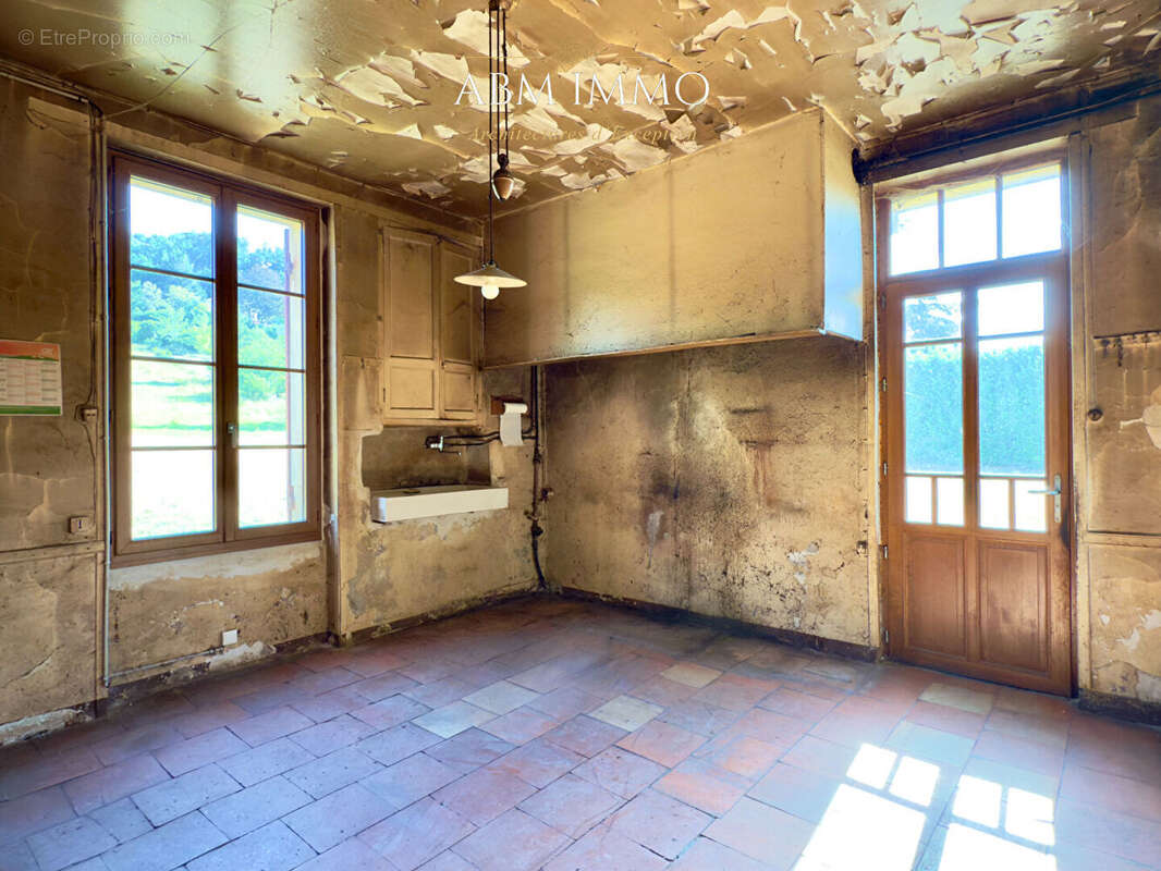 Maison en pierre a renover - fort potentiel - photo 6