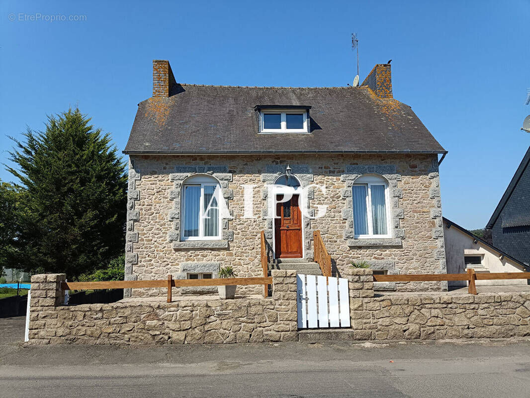 Maison à SAINT-NICOLAS-DU-PELEM