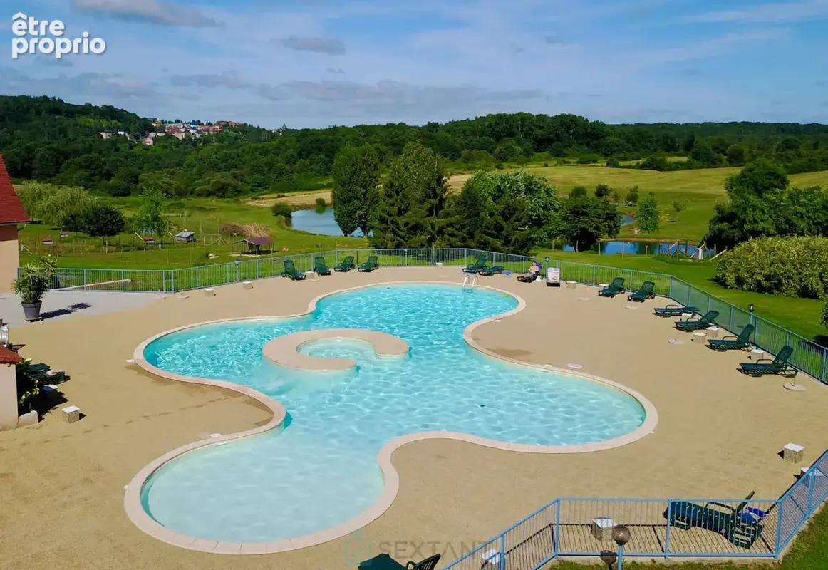 Somptueux domaine de 27 hectares dédié à l'événementiel, offrant un bâti immobilier d'environ 1800m² avec piscines et 5 étangs a - photo 4