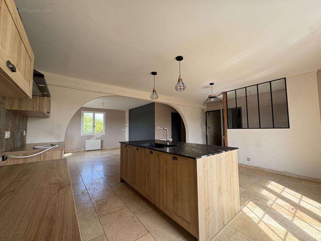 Maison avec fort potentiel , sous-sol complet et 1 800 m² de terrain constructible - photo 2