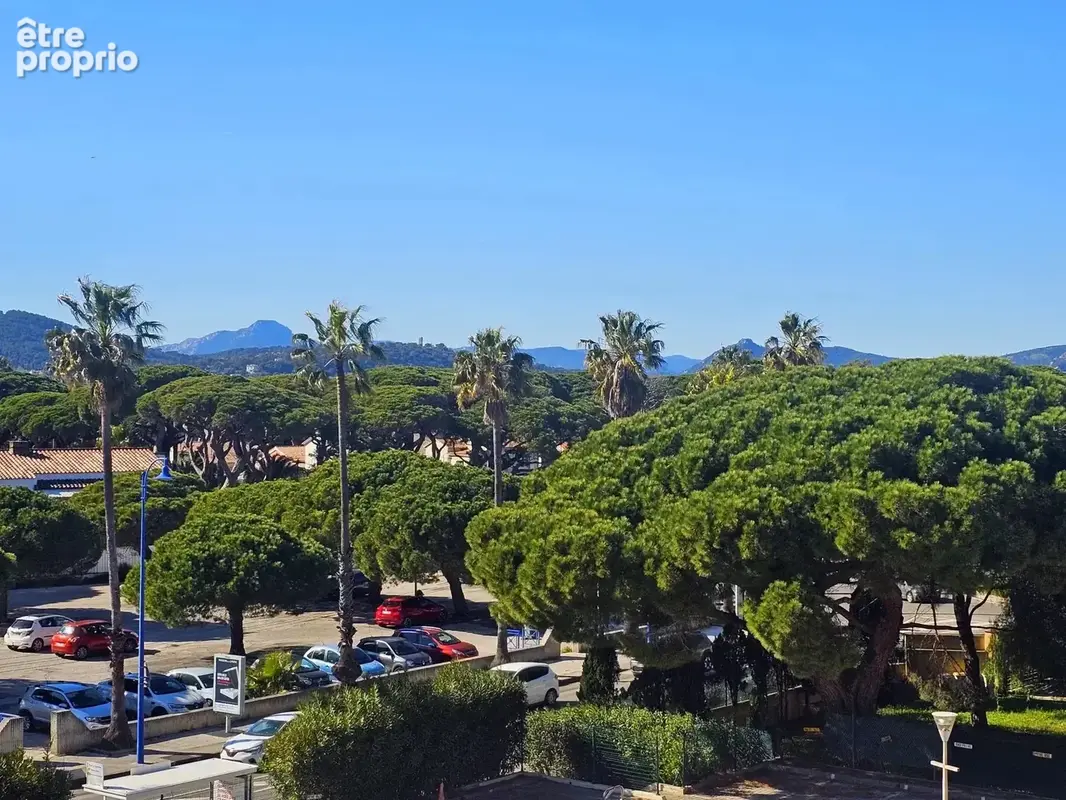 Hyères Port : Studio meublé  avec terrasse loggia et place parking privée en sous-sol sécurisé - photo 11