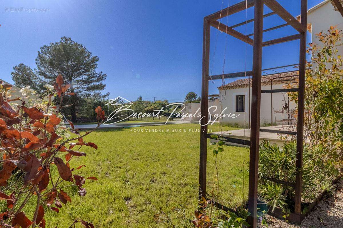 Maison à SAINT-SATURNIN-LES-APT