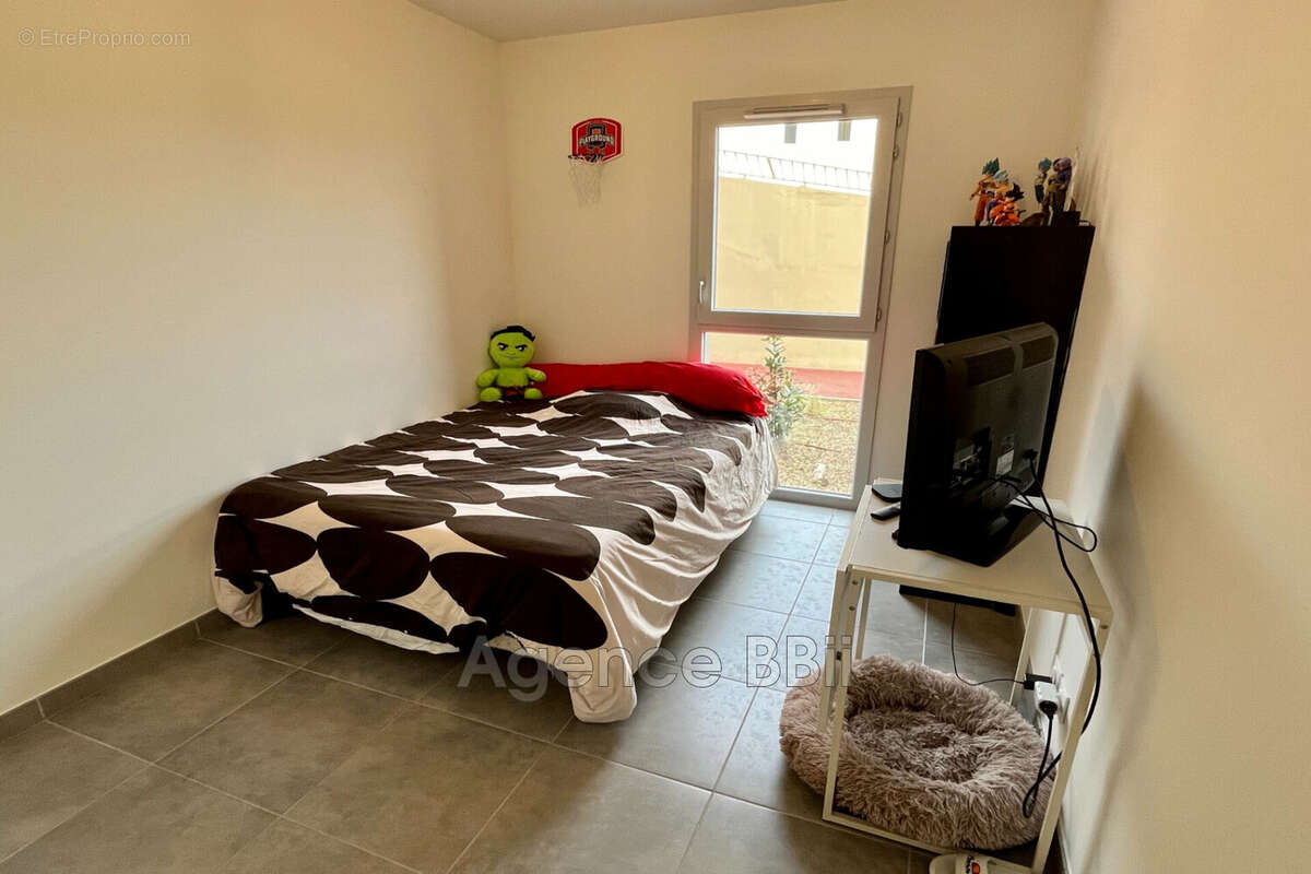 Appartement à CHATEAUNEUF-VILLEVIEILLE