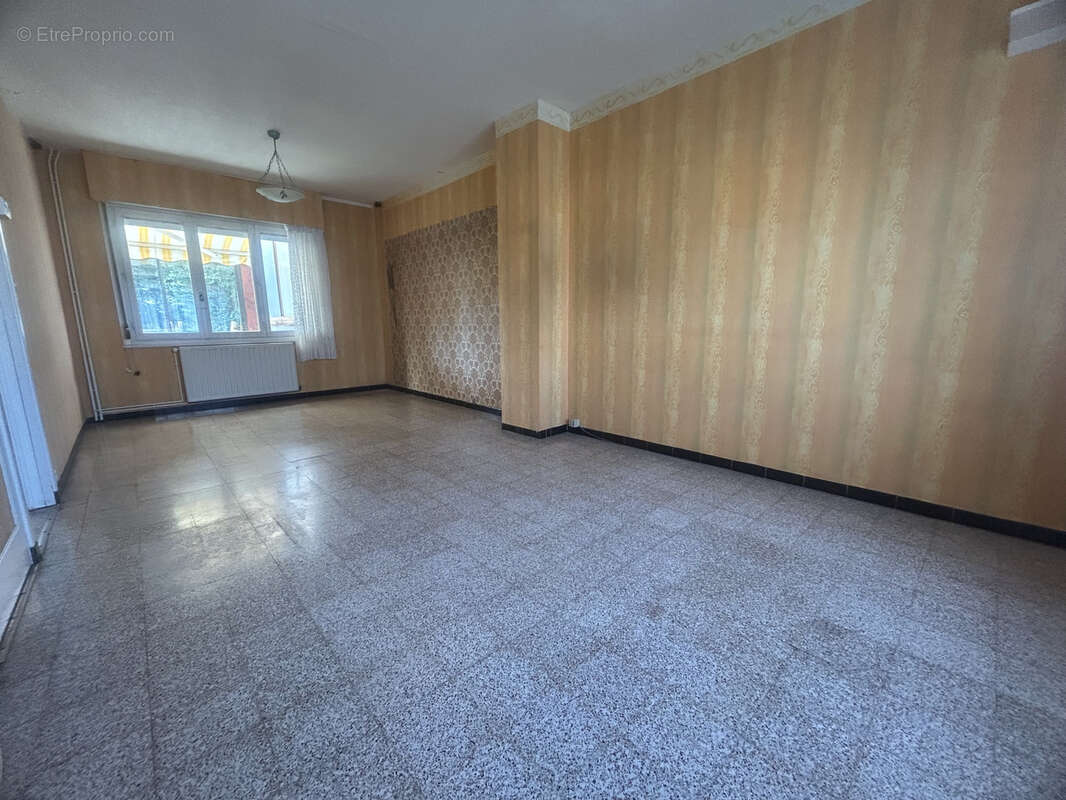 Maison des années 60 de style bel étage à rénover complétement, secteur calme et prisé !! - photo 5