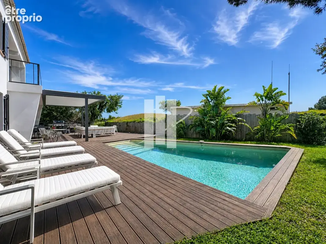 Superbe villa rénovée à Saint-Raphaël   208 m2, vue mer, suites, piscine et prestations d’exception - photo 3