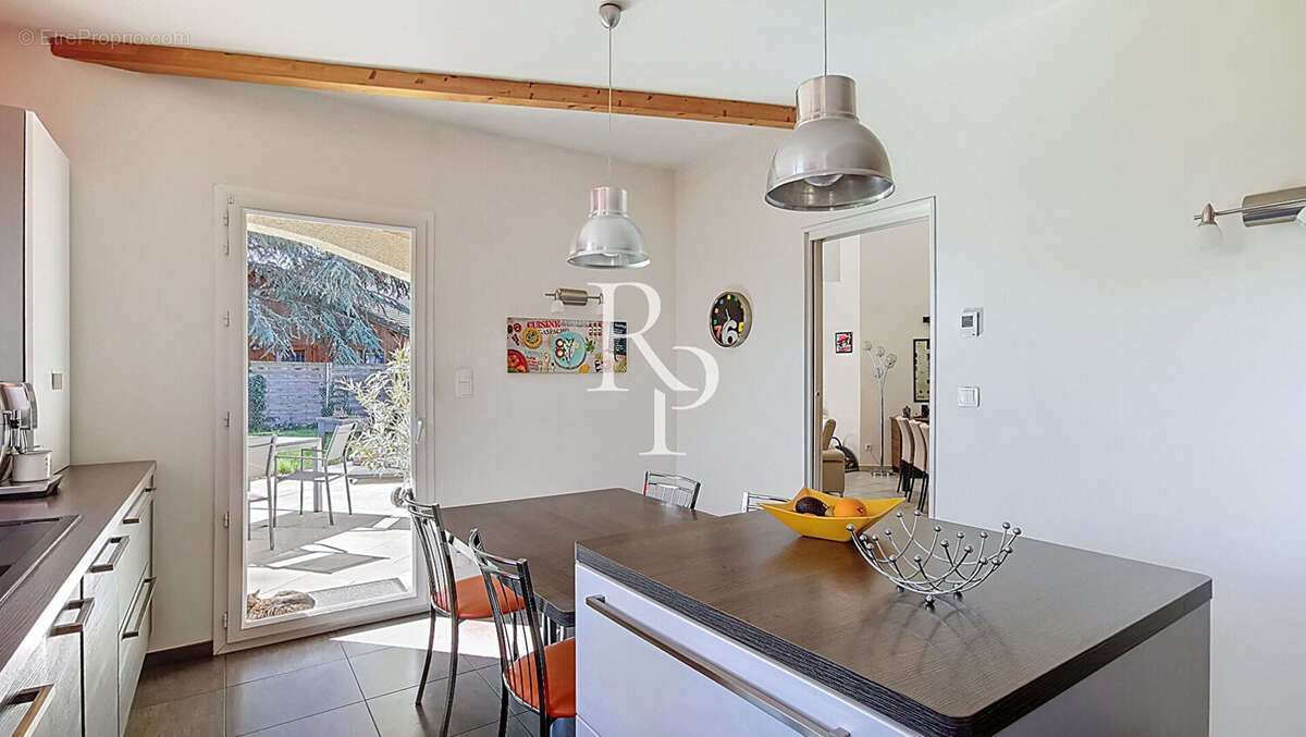 Maison à GREZIEU-LA-VARENNE